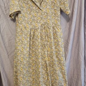 Polagram Vibrant Yellow and Soft Cream Floral Design